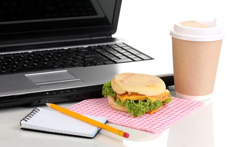 Jangan-makan-dan-minum-di-dekat-laptop