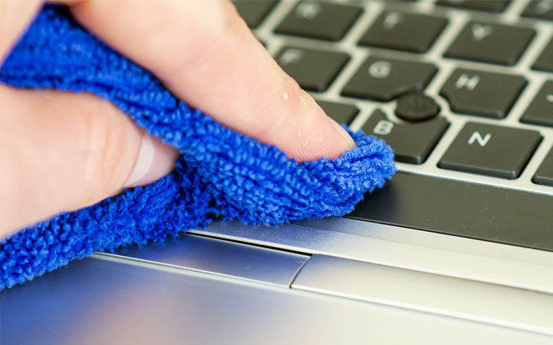 Laptop Kena Air? Ini Cara Mudah untuk Menyelamatkannya Guide.GG